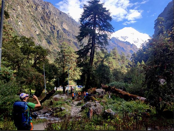 Snow-caped trail above Gosaikunda lake
