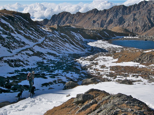 Snow-caped trail above Gosaikunda lake